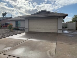 Property grounds - Free RV parking, two car garage, fenced backyard, minutes to Westgate (Glendale)