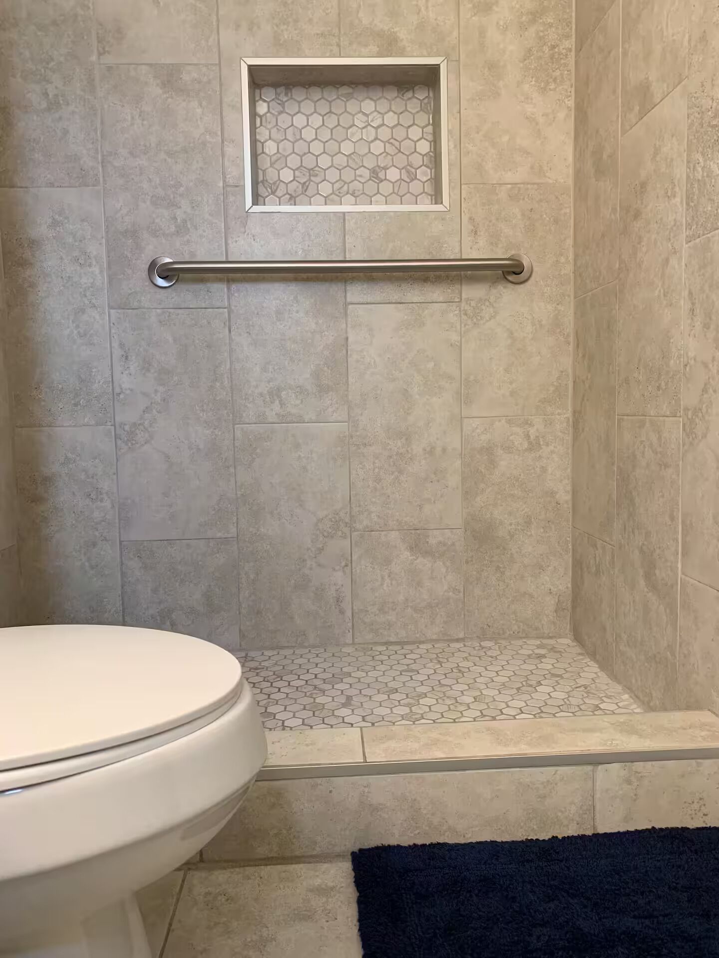 Een haardroger, handdoeken, zeep, toiletpapier