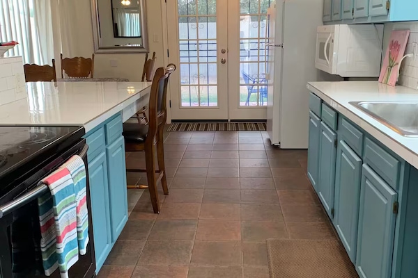 Een microgolfoven, een oven, een kookplaat