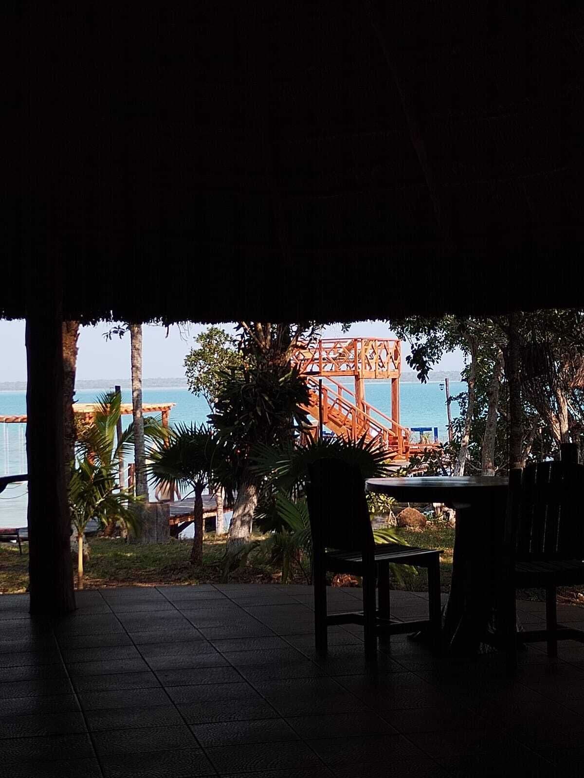 Un espacio de estar al aire libre con vista al mar y una estructura de puente.