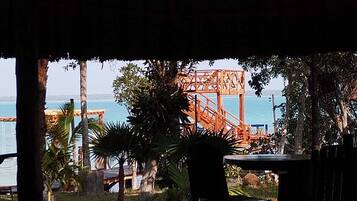 Un espacio de estar al aire libre con vista al mar y una estructura de puente.