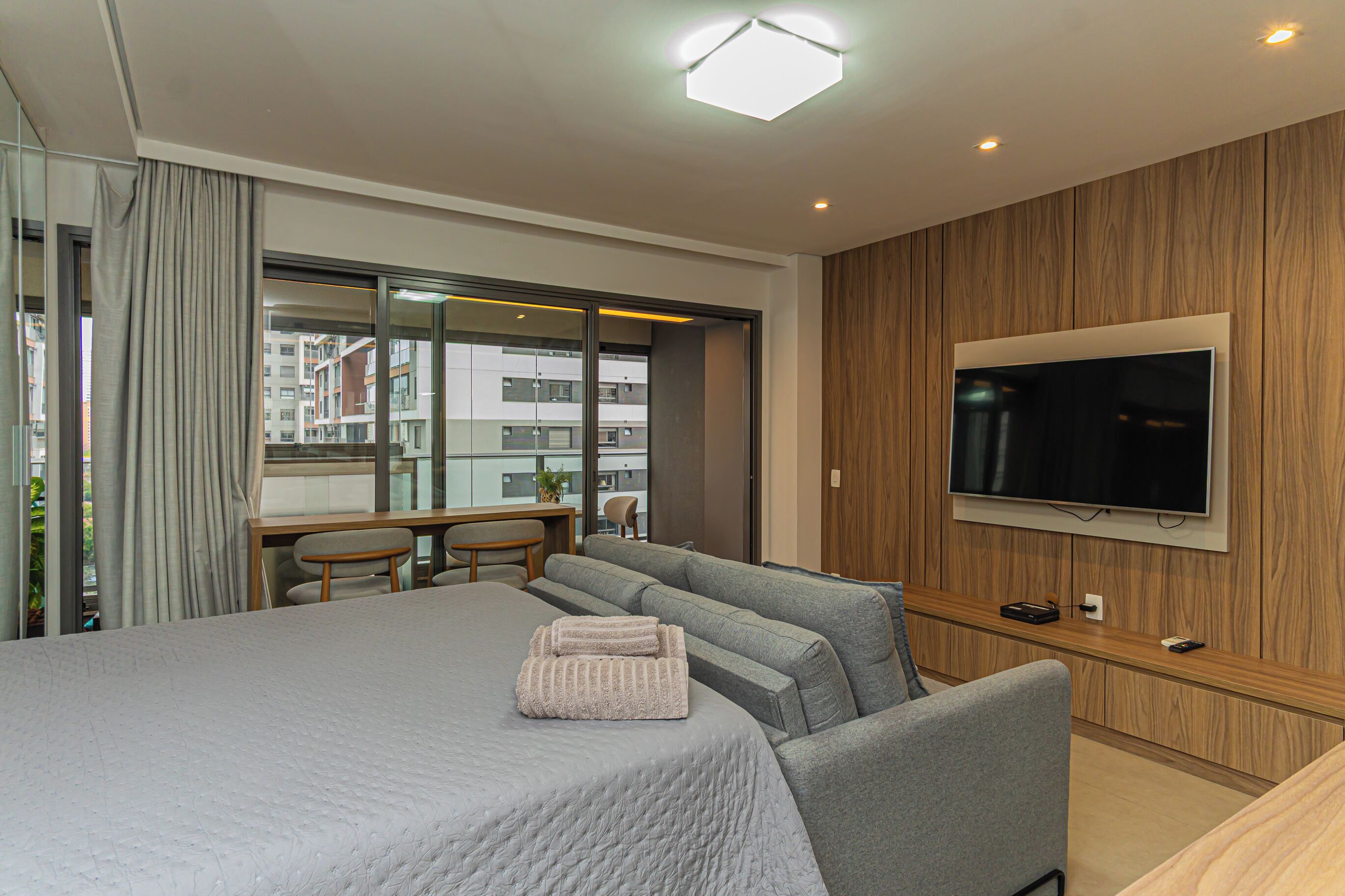 1 quarto, escrivaninha, ferros/tábuas de passar roupa, berço de viagem