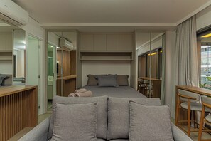 1 chambre, bureau, fer et planche à repasser, lit parapluie