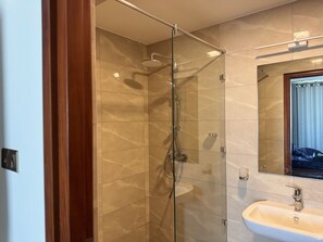 Suihku, hiustenkuivaaja, bidee, pyyhkeet