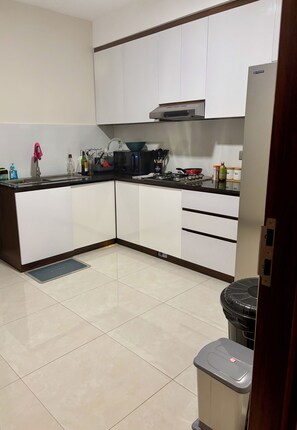 Frigorífic, microones, placa de cuina i rentaplats