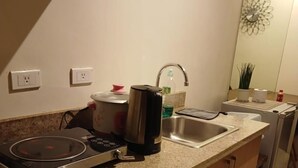 Una cocina con estufa integrada, un lavamanos y una encimera.