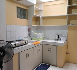 Stovetop, cookware/dishes/utensils