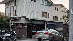 Un edificio residencial de dos plantas con garaje.