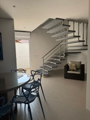 Apto Praia da Armação - D´Santa Loft´s - Penha | 起居区 | 43-英寸智能电视(配备数码频道)、Netflix、流媒体服务