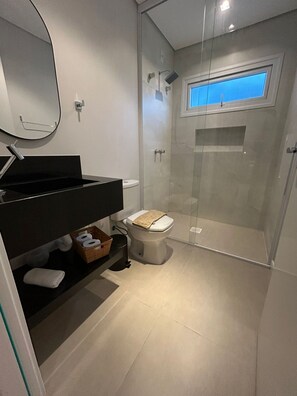 Loft Praia do Trapiche - D´Santa Loft´s - Penha | Bathroom | Shower, towels - D'Santa Lofts - Penha - SC (Penha)