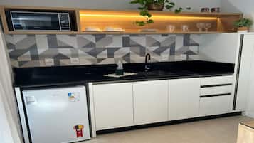 Loft Praia do Cascalho - D´Santa Loft´s - Penha | Dapur peribadi | Peti sejuk mini, ketuhar gelombang mikro