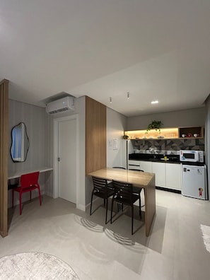 Loft Praia do Trapiche - D´Santa Loft´s - Penha | 私人厨房 | 迷你冰箱、微波炉、厨具/餐具