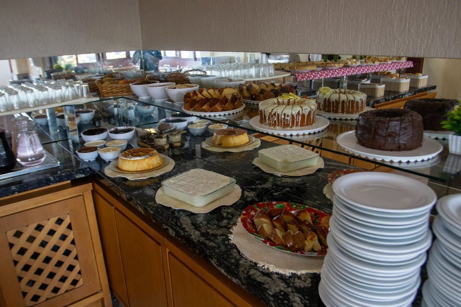 Café da manhã com buffet grátis todos os dias