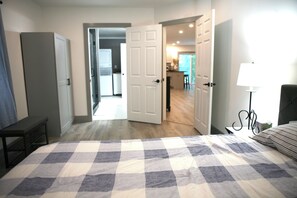 2 عدّة غرف نوم ومكواة/لوح كي وواي فاي وملاءات أسرّة