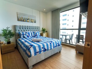 Leilighet – superior, balkong, strandutsikt | Sengetøy av topp kvalitet, dundyner, memory foam-senger og skrivebord