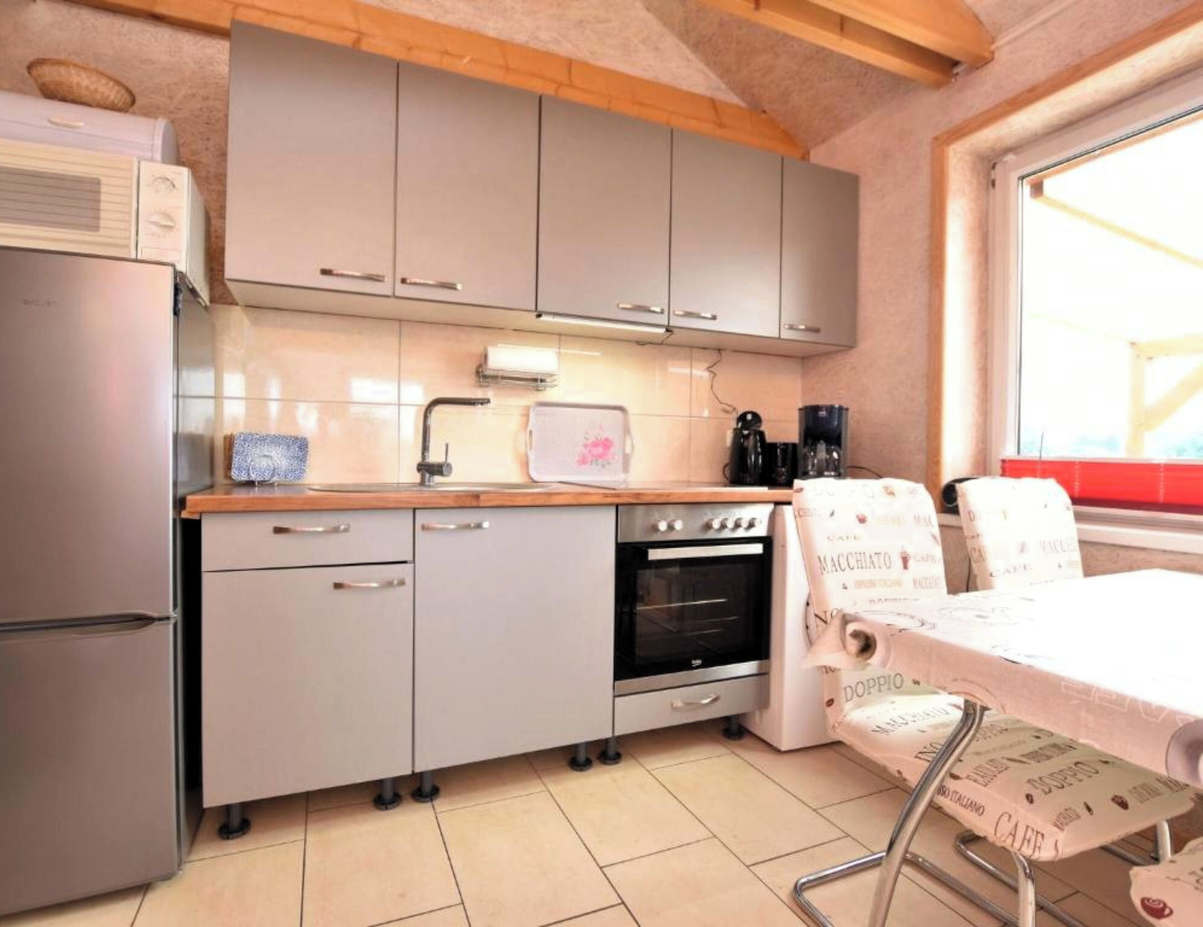 Kylskåp, mikrovågsugn, ugn och spishäll