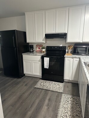 Microwave, oven, stovetop, dishwasher - Spacious newly remodeled 2-bed 2 bath - 8 miles from Brewton Parker University (Ailey)
