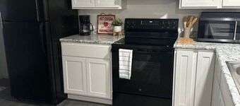 Spacious newly remodeled 2-bed 2 bath - 8 miles from Brewton Parker University