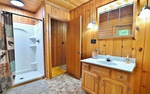 Douche, sĂšche-cheveux, serviettes fournies, papier toilette