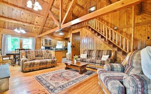 Living area - Blue Ridge Retreat- Shenandoah River (Iuray)