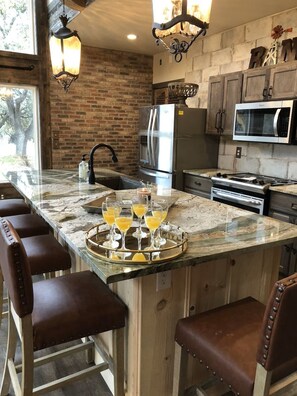 冷蔵庫、電子レンジ、オーブン、コンロ