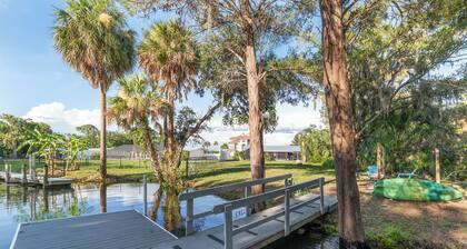"The River House" Dock, Kayaks, Hot Tub + so much more