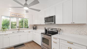 Frigorifero, microonde, forno, piano cottura