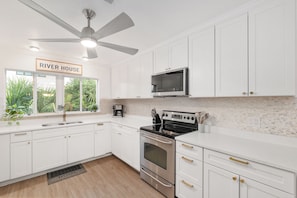 Frigorifero, microonde, forno, piano cottura