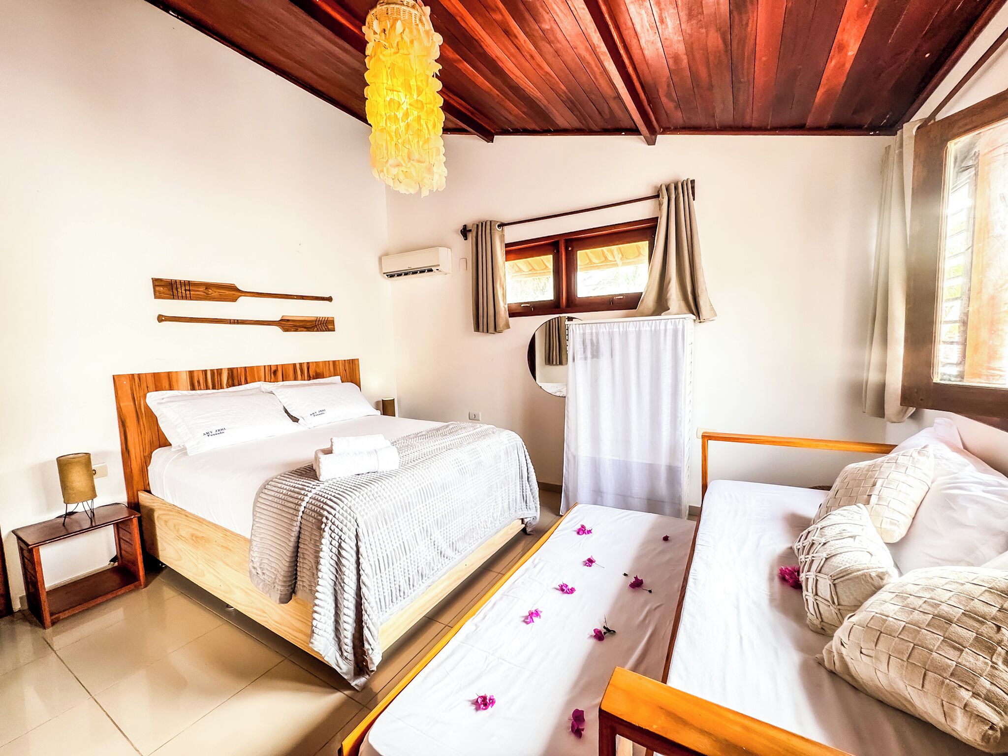 Quarto quádruplo família | Cofres nos quartos, Wi-Fi de cortesia