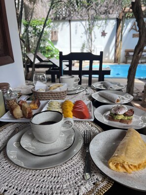 Sudah termasuk sarapan lengkap setiap hari