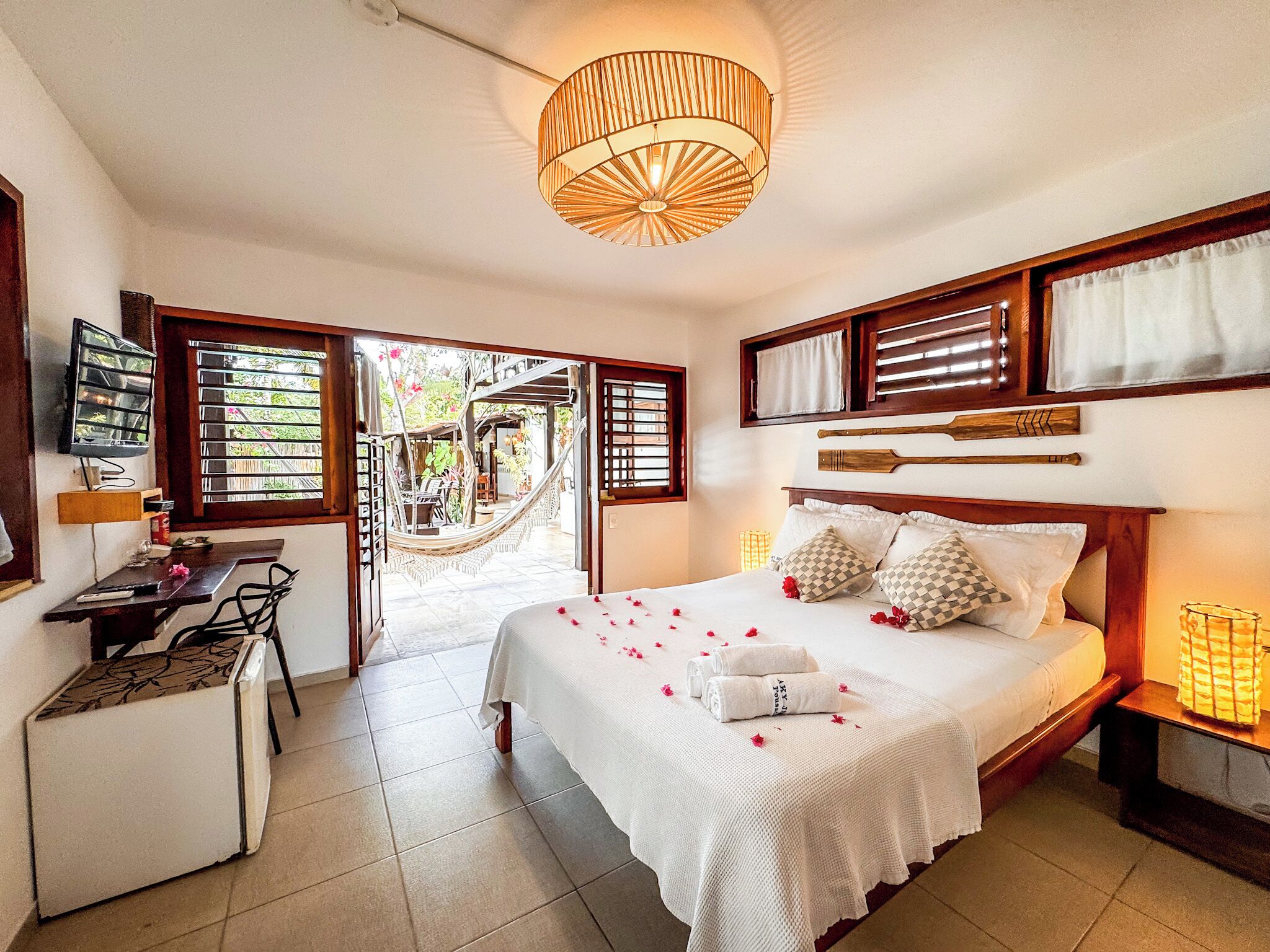 Quarto casal luxo, vista para a piscina | Cofres nos quartos, Wi-Fi de cortesia