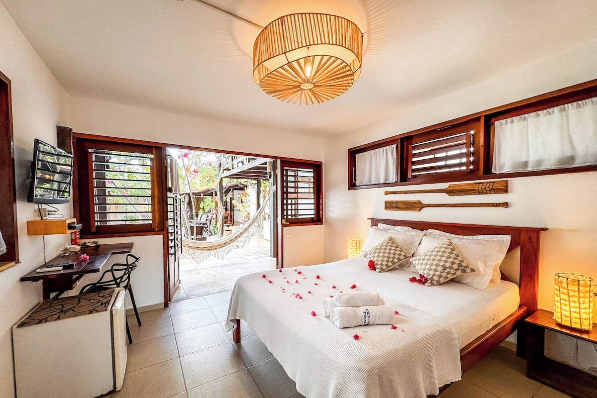 Quarto casal luxo, vista para a piscina | Cofres nos quartos, Wi-Fi de cortesia