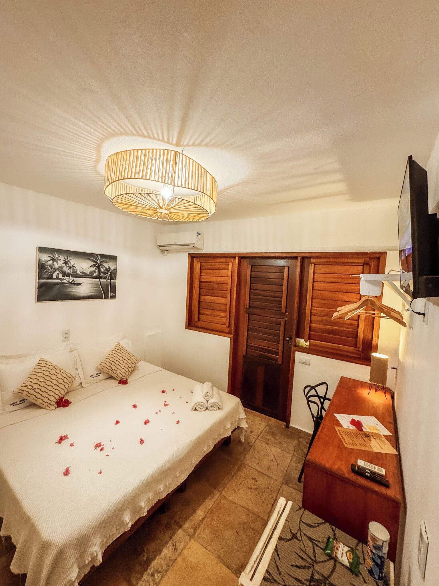 Quarto casal clássico, varanda coberta, vista para a piscina | Cofres nos quartos, Wi-Fi de cortesia