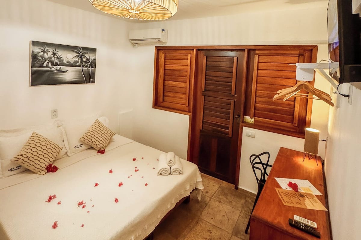 Quarto casal clássico, varanda coberta, vista para a piscina | Cofres nos quartos, Wi-Fi de cortesia