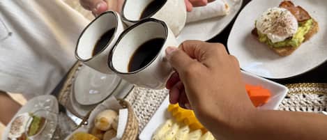 Café da manhã completo grátis todos os dias