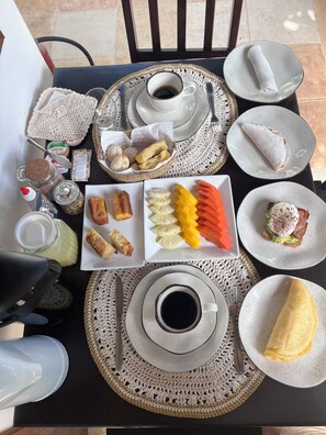 Termasuk sarapan penuh setiap hari 