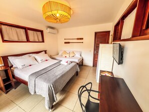 Habitación triple Confort, vistas a la piscina | Caja fuerte y wifi gratis