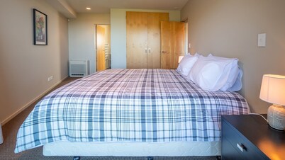 A modern and convenient apartment close to the beach and with a fenced pool