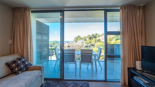 A modern and convenient apartment close to the beach and with a fenced pool