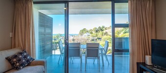 A modern and convenient apartment close to the beach and with a fenced pool