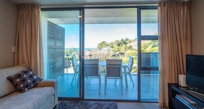 A modern and convenient apartment close to the beach and with a fenced pool