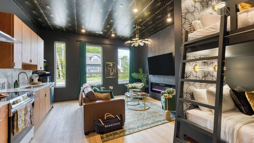 Sleeps 16 2 Homes Next Door + Walk to Dining & Music Lischey Loft & The Bloom House by Avantstay