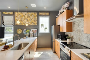 House (5 Bedrooms) | Interior