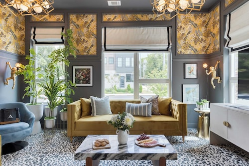 Sleeps 16 2 Homes Next Door + Walk to Dining & Music Lischey Loft & The Bloom House by Avantstay