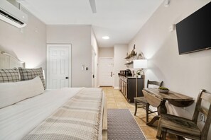 Estudio, 1 cama de matrimonio grande (Village of SoWal B204)