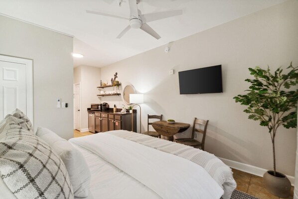Studio, 1 King Bed (Village of SoWal B204)