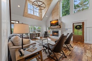 Smart TV, fireplace - Cloud 9- Outside of Blue Ridge, GA Cozy Farmhouse-style cabin, Sleeps 6 (Blue Ridge)