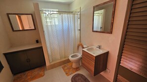 Serviettes fournies, savon, papier de toilette