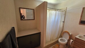 Toallas, jabón, papel de baño 