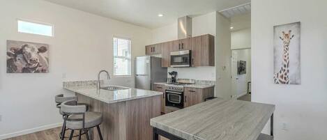 Kühlschrank, Mikrowelle, Ofen, Geschirrspüler